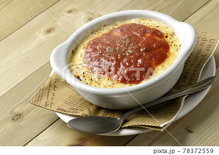 ペーパーナプキンと溶けて焦げ目がついたたっぷりチーズの熱々ドリア、グラタンとシルバースプーン ペーパーナプキンと溶けて焦げ目がついたたっぷりチーズの熱々ドリア、グラタンとシルバースプーン 78372559