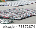 埠頭に整列する車 78372874