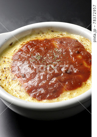 溶けて焦げ目がついたたっぷりチーズの熱々ドリア、グラタンを黒背景で撮影 78372957