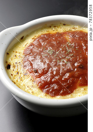 溶けて焦げ目がついたたっぷりチーズの熱々ドリア、グラタンを黒背景で撮影 78372958