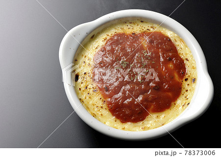 溶けて焦げ目がついたたっぷりチーズのドリア、グラタンを黒背景で撮影（俯瞰） 78373006