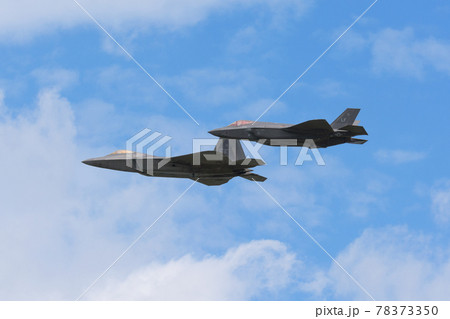 アメリカ空軍F-22&F-35A編隊飛行 78373350