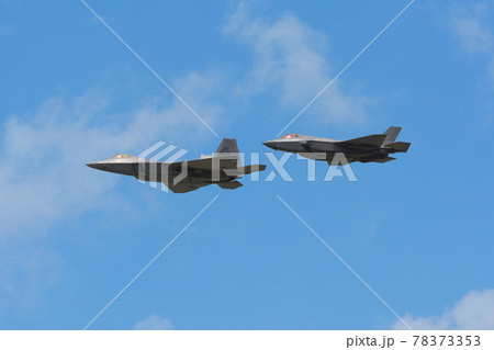 アメリカ空軍F-22&F-35A編隊飛行 78373353