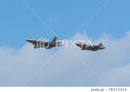 アメリカ空軍F-22&F-35A編隊飛行 78373354