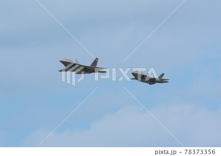 アメリカ空軍F-22&F-35A編隊飛行 78373356