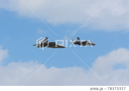 アメリカ空軍F-22&F-35A編隊飛行 78373357