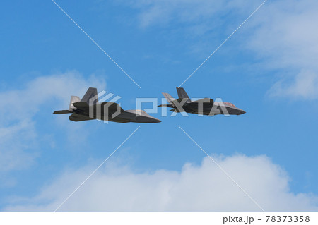 アメリカ空軍F-22&F-35A編隊飛行 78373358