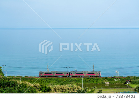 初夏の日本海沿いを走る列車　山形県遊佐町 78373403