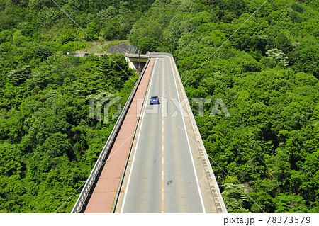 新緑の八ヶ岳高原大橋 78373579