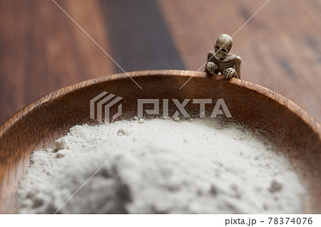 薬と骸骨のイメージ 78374076