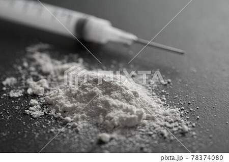 薬と注射器のイメージ 78374080