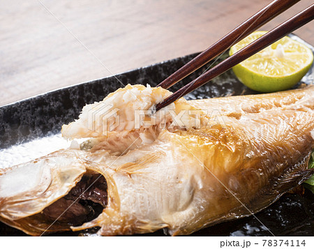 カレイの干物　焼き魚 78374114