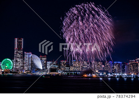 横浜開港祭21花火大会 みなとみらい 夜景 スターマインの写真素材