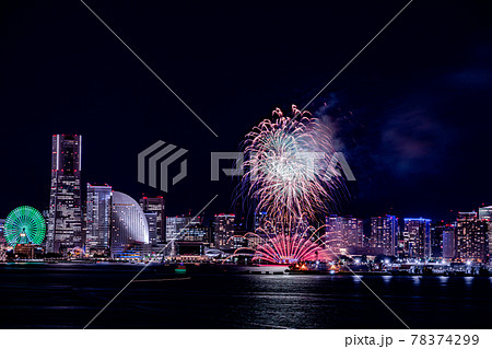 横浜開港祭21花火大会 みなとみらい 夜景 スターマインの写真素材