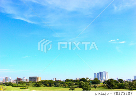 名古屋市、庄内川河川敷から見た名古屋駅前超高層ビル群の風景 78375207