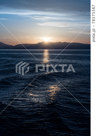 欧州ギリシャのアテネから出ているエーゲ海クルーズの夕焼けと夕日 78375387