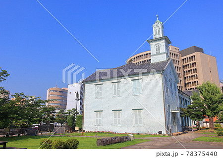 【長崎県】晴天下の長崎出島　旧出島神学校 78375440