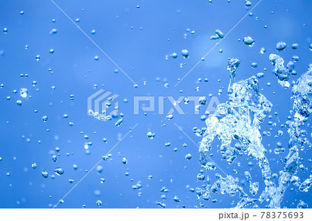 青い背景の水しぶき 青い背景の水しぶき 78375693