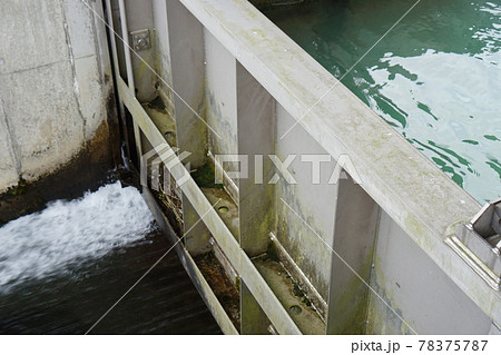 放流中の水門 78375787