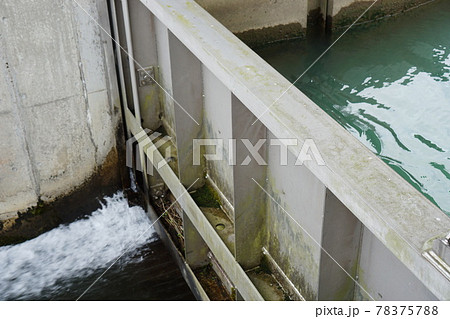 放流中の水門 78375788