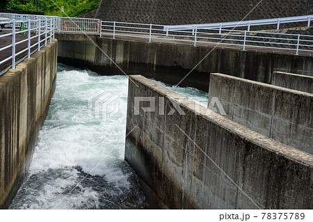 放流中の水門 78375789