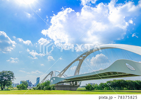 青空にアーチを描く、豊田大橋〈愛知県豊田市〉 78375825