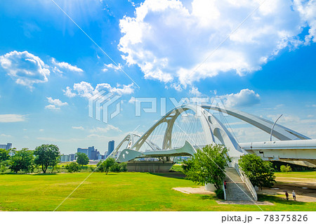 青空にアーチを描く、豊田大橋〈愛知県豊田市〉 78375826