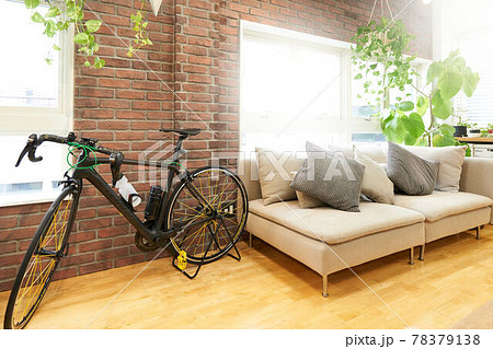 グリーンが飾られたリビングルームの内観 78379138