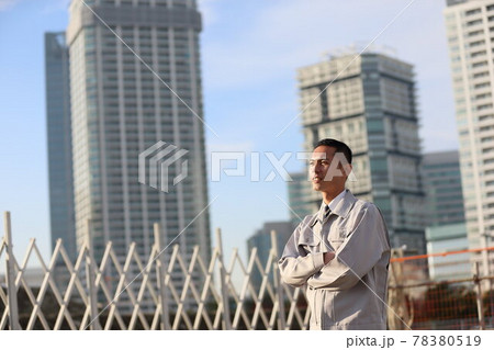 制服　時計　会社員　新入社員　働く人　ビジネス　屋外　若い男性　ビル　コロナ　営業　コピースペース 78380519