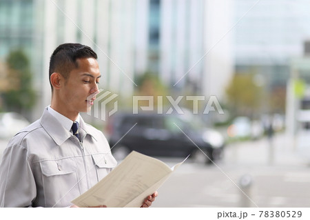 制服　時計　会社員　新入社員　働く人　ビジネス　屋外　若い男性　ビル　コロナ　営業　コピースペース 78380529