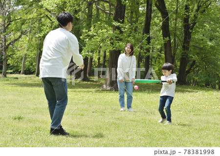 公園で寄り添う若いファミリー 78381998
