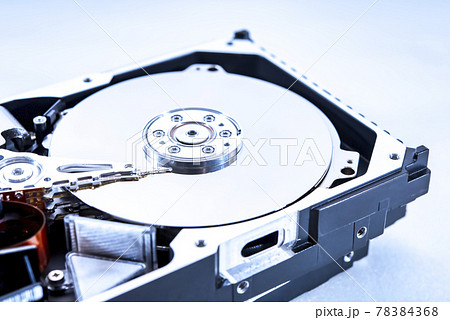 殻割したハードディスクの接写写真 78384368
