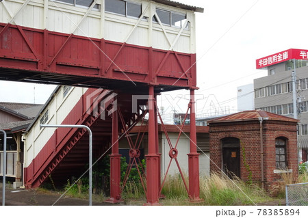 JR東海 武豊線 半田駅 弧線橋と煉瓦小屋 JR東海 武豊線 半田駅 弧線橋と煉瓦小屋 78385894