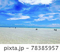 与論島のどこまでも続く青い海と水平線 78385957