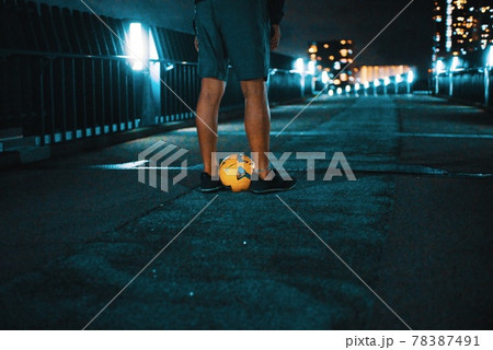 夜のストリートサッカー 78387491