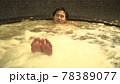 ジャグジーを楽しむ男性 78389077
