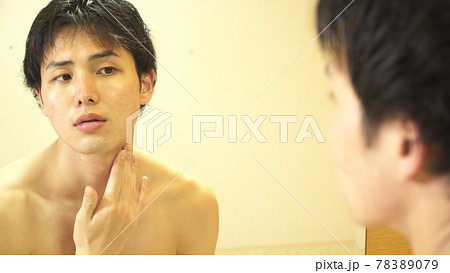 肌を気にする男性 78389079