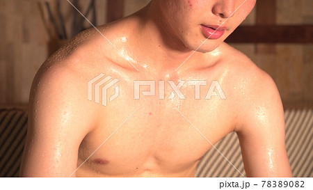 サウナに入っている男性 78389082