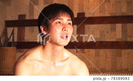 サウナに耐える男性 78389083