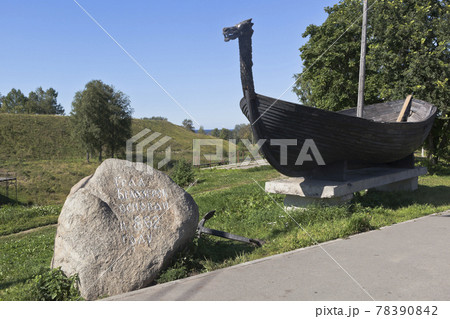 Memorial stone in honor of the founding of the city of Belozersk and boat near Belozersk Kremlin in the Vologda region 78390842