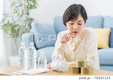 自宅で防災用品・避難用品・非常食の備蓄を確認する女性 78391124