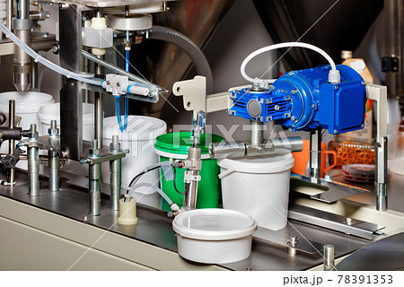 Equipment for the food industry, a mechanism for seaming and packaging after filling products into plastic buckets. Equipment for the food industry, a mechanism for seaming and packaging after filling products into plastic buckets. 78391353