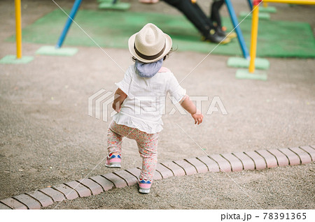 公園で遊ぶ子供の後ろ姿の写真素材