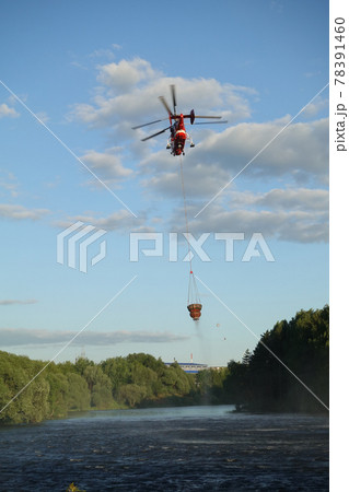 2021 June 4 Moscow region Podolsk - Helicopter refill bucket in lake for fire fighter 78391460