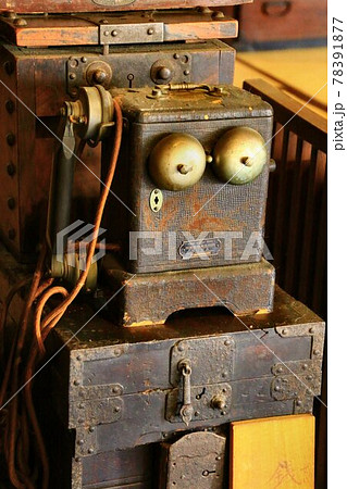 木製・旧式の電話 木製・旧式の電話 78391877