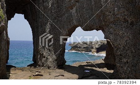 徳之島のめがね岩 78392394