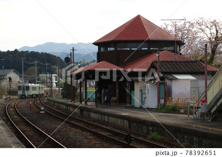 明覚駅を発車する八高線キハ110 78392651