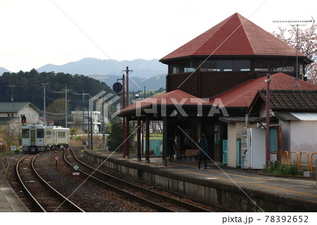 明覚駅を発車する八高線キハ110 78392652