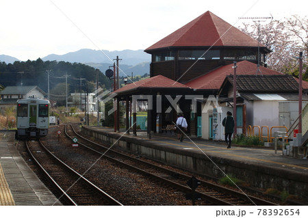 明覚駅を発車する八高線キハ110 78392654
