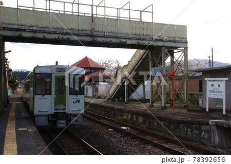 明覚駅を発車する八高線キハ110 78392656